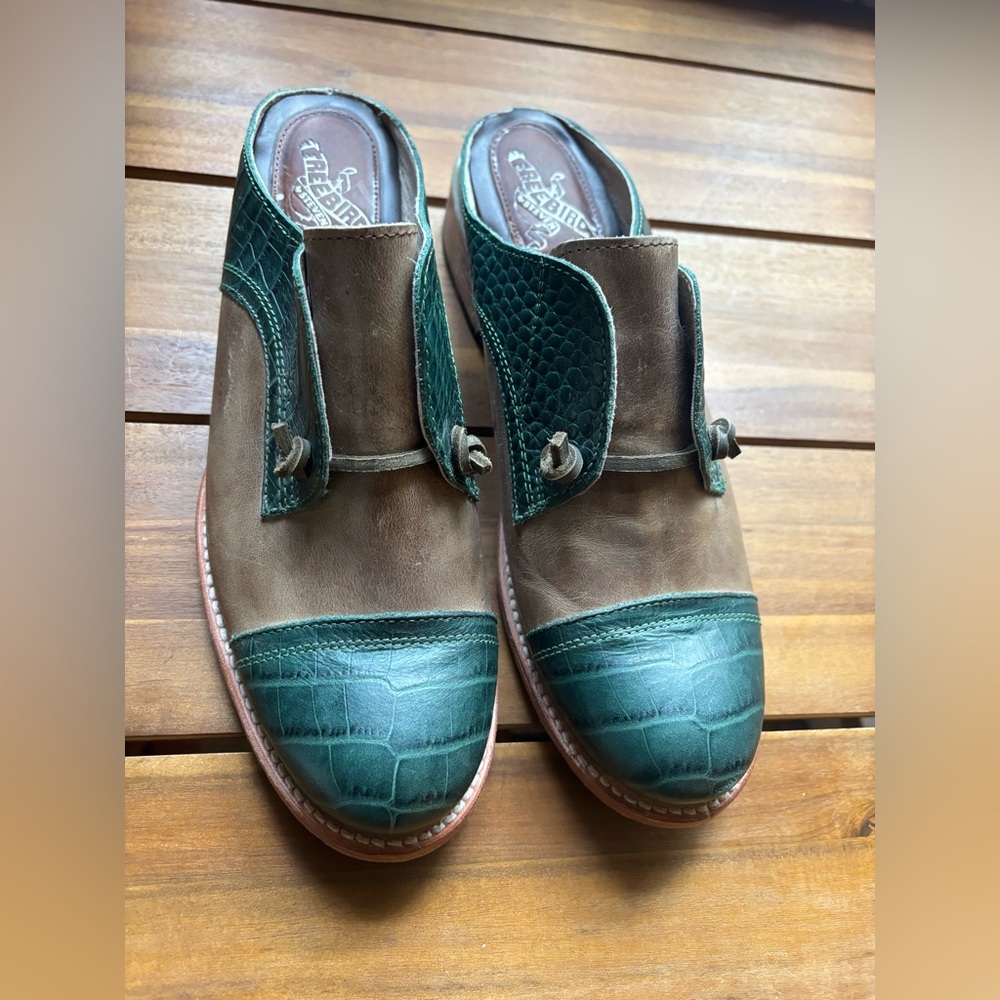 Freebird Malena slip ons Women’s Size 10 Green and Tan